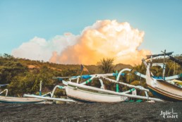 Paysage de Bali, plage de sable noir